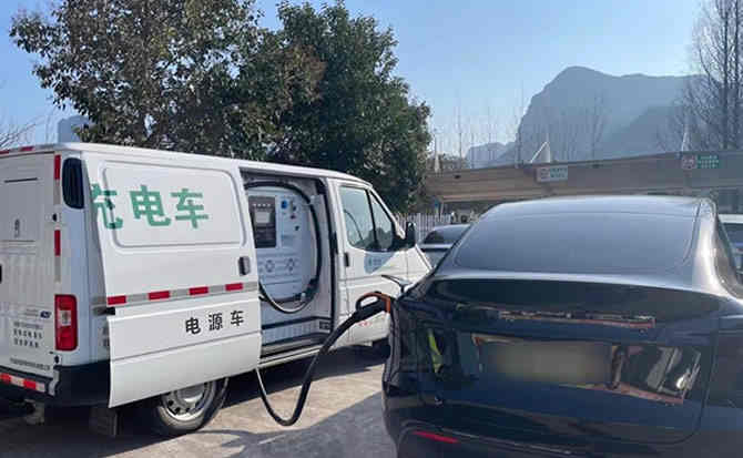 大通汽车搭电